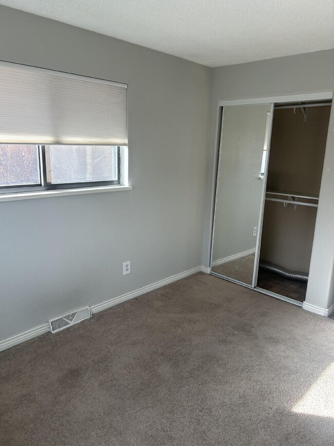 Building Photo - Available NOW! Cosy duplex in Potter Highlands!