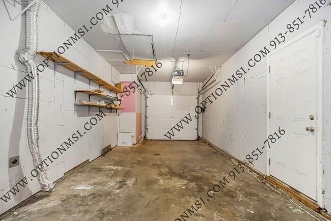 Building Photo - Available NOW in Raytown