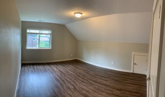 Building Photo - Starpointe Luxury Home with 6 Bedrooms, 4 ...