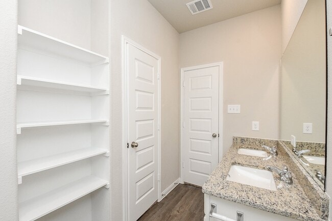 Building Photo - 14042 Chinook Dr