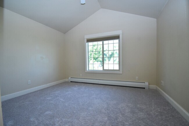 Building Photo - Fantastic end unit condo in Westgate subdi...