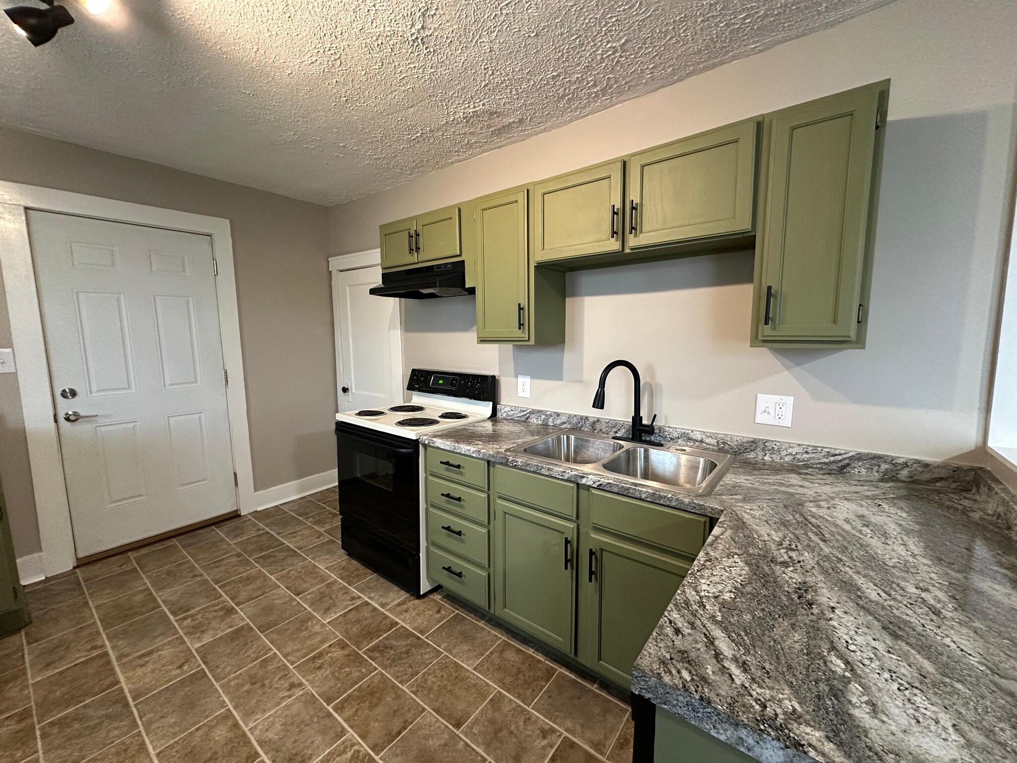 Building Photo - 424 Cherry St