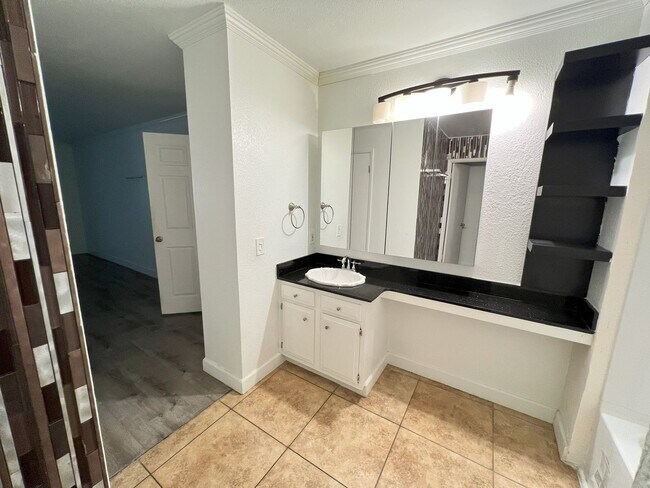 Building Photo - Remodeled 2 Bed, 2 Bath Unit in Downtown S...
