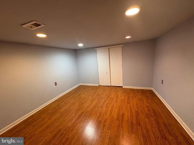 Building Photo - 208 Castle Dr