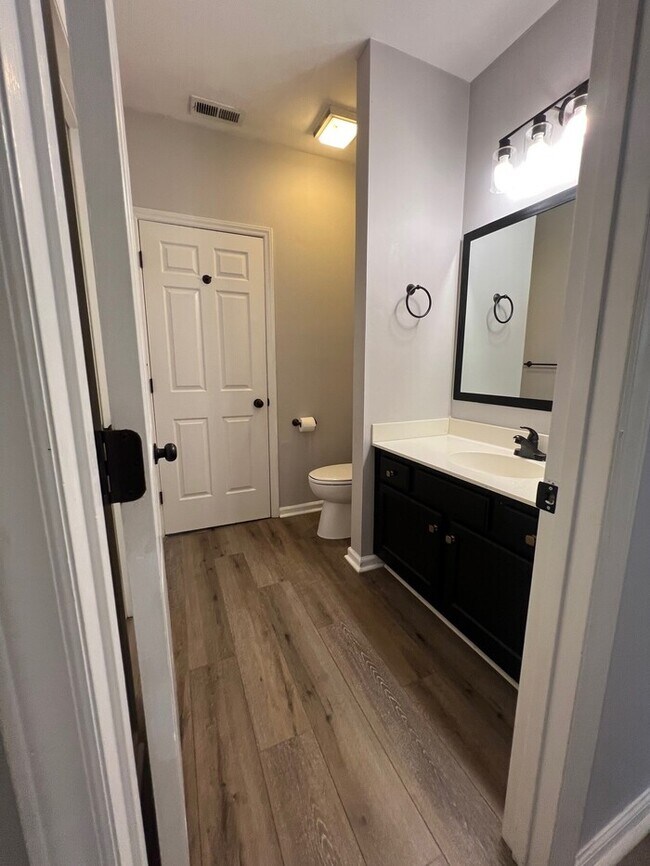 Building Photo - Charming 2-Bedroom in a Highly Sought-Afte...