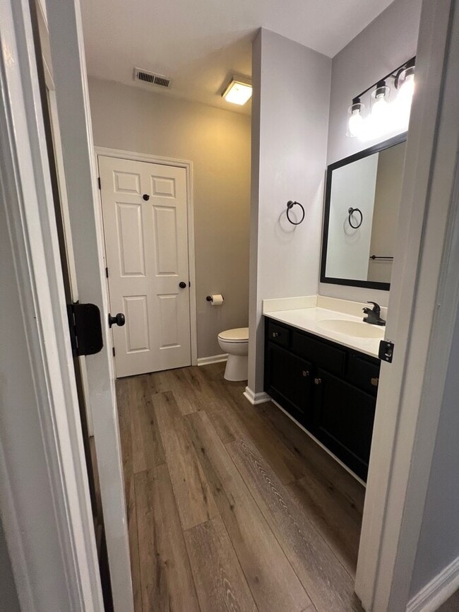 Building Photo - Charming 2-Bedroom in a Highly Sought-After Location – Don’t Miss Out!