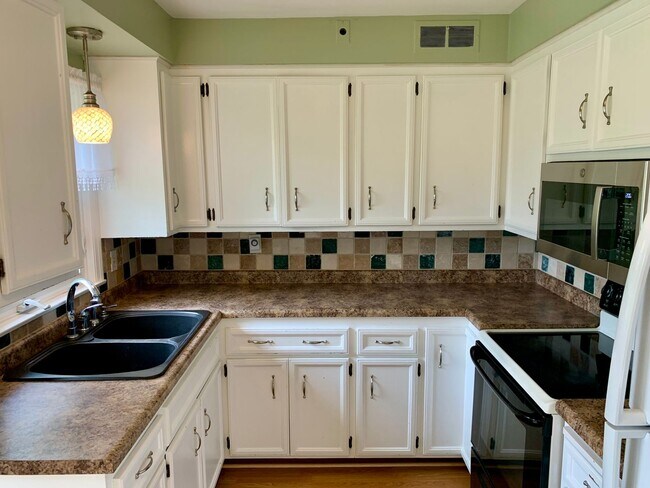 Building Photo - 14865 Pershing Dr