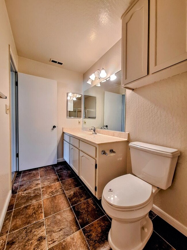 Building Photo - Beautiful Townhouse w/Laundry, Yard, Accepting Cats!