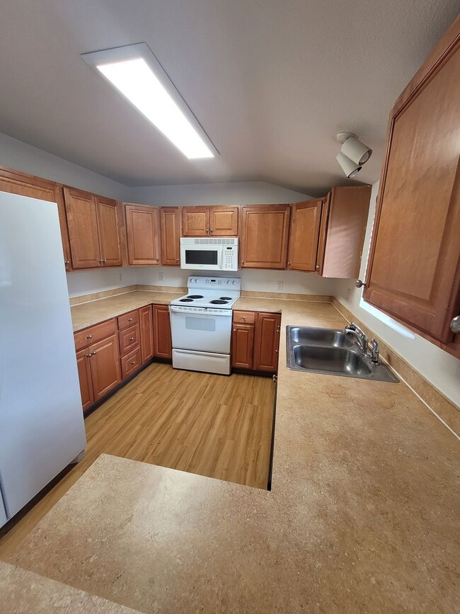 Building Photo - 4BD/2BA, 1850 SQ FT Duplex located in Springfield