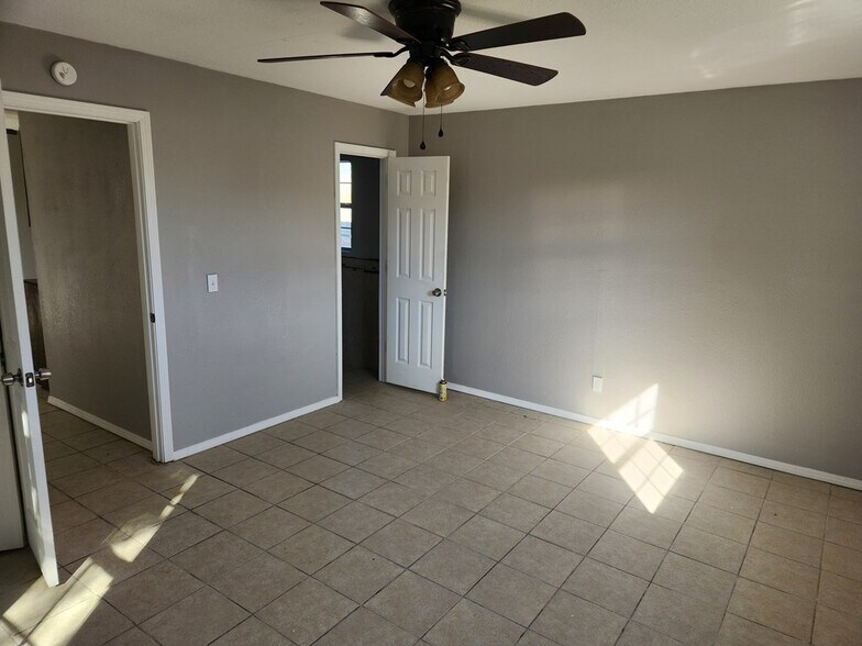 Building Photo - 407 W Mable St