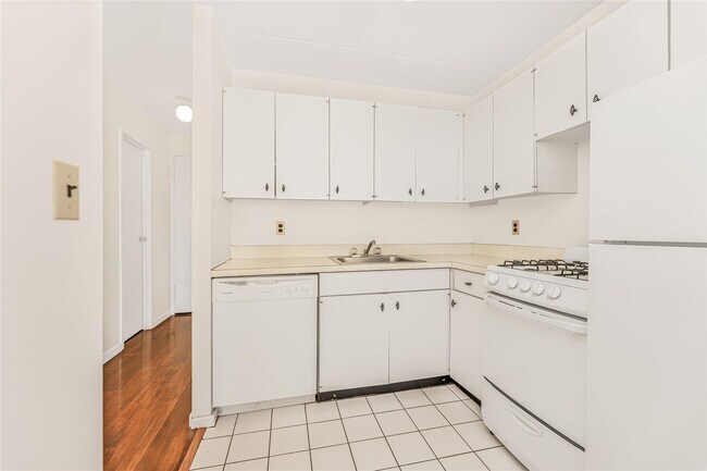 Building Photo - 1155 Warburton Ave
