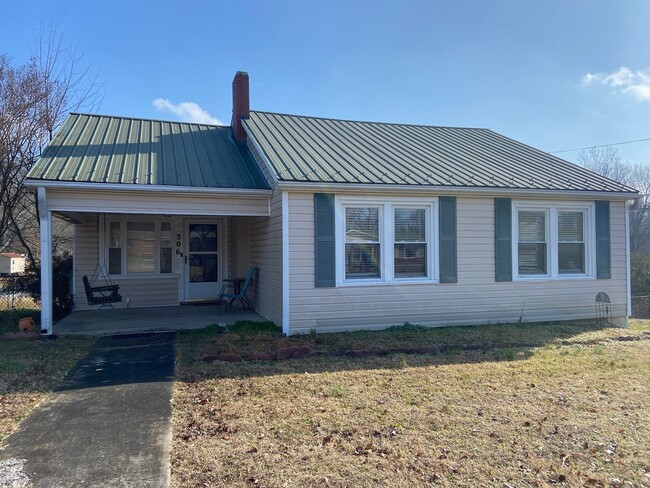 Primary Photo - 2 Bedroom, 1 Bathroom House in Thomasville!