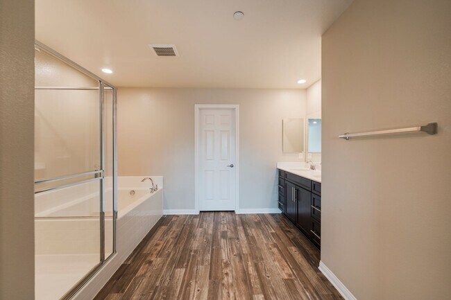 Building Photo - Beautiful Gardena Condominium in Gated Com...