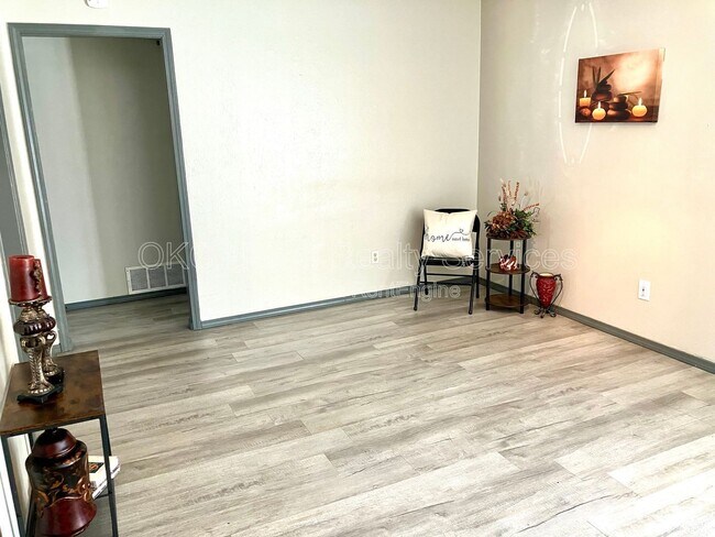 Building Photo - 1706 Surrey Pl