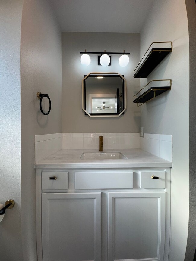 Building Photo - Newly Renovated & Ready to Impress!