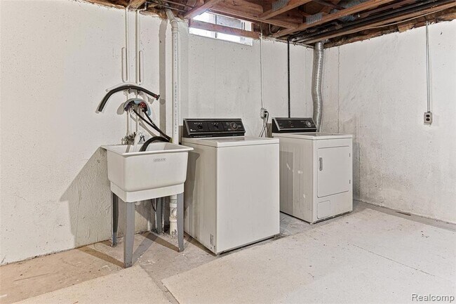 Building Photo - 3374 Burbank Dr