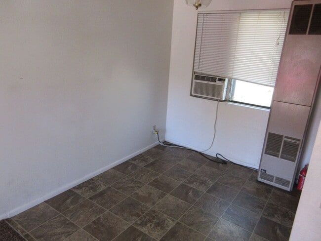 Building Photo - 2 bedroom, 1.5 bathroom, 2 condo near SUU