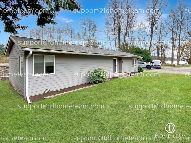 Building Photo - "Charming 1-Bed Waterfront Retreat with Scenic Lake Views & Pool in Kirkland!"