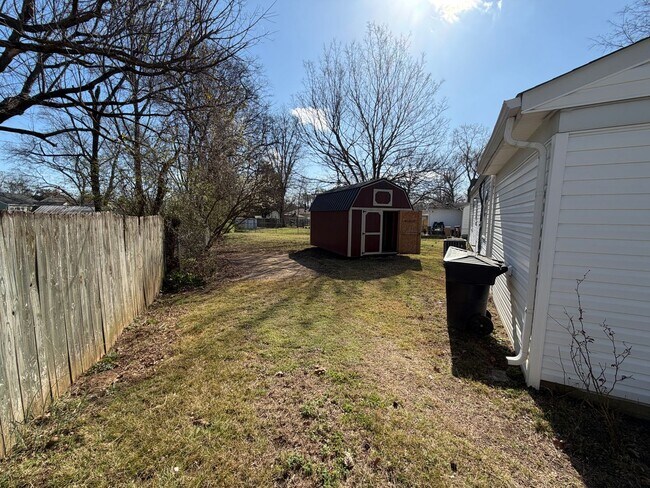 Building Photo - LIve in beautiful downtown Franklin!