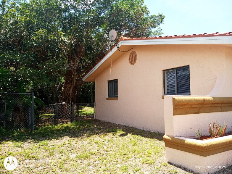 Building Photo - 1439 Glick Dr