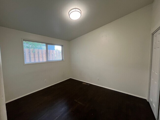 Building Photo - Three Bedroom House