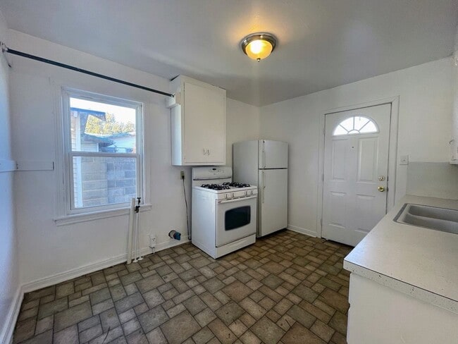 Building Photo - Cozy Modern Living – Bright 2-Bedroom Home Near Snyder High