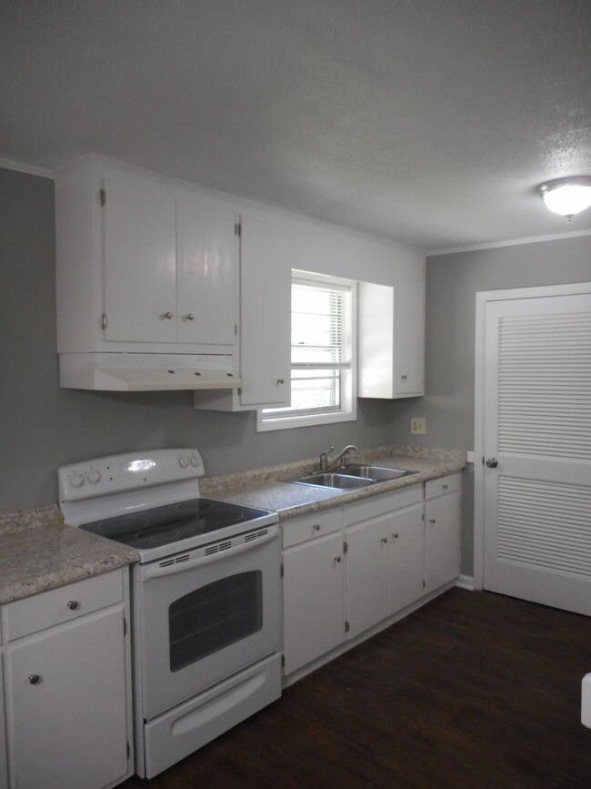 Building Photo - Charming Affordable 3-Bedroom Home Near Fo...