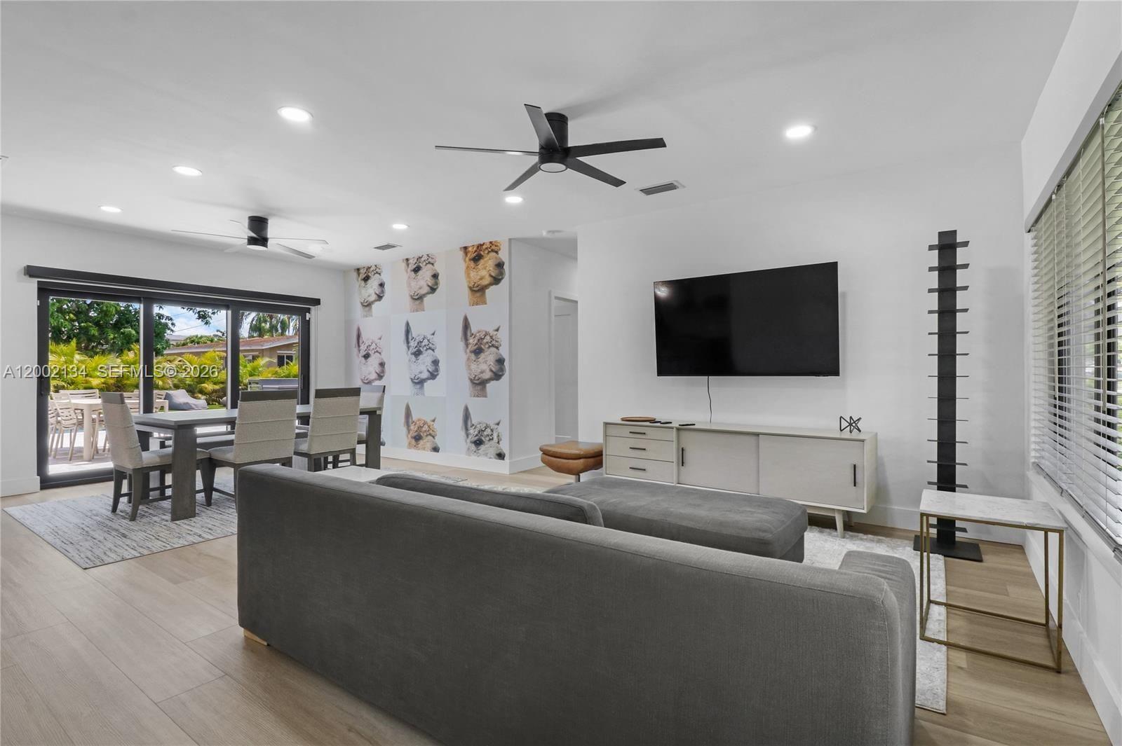 Building Photo - 811 NE 17th Ct