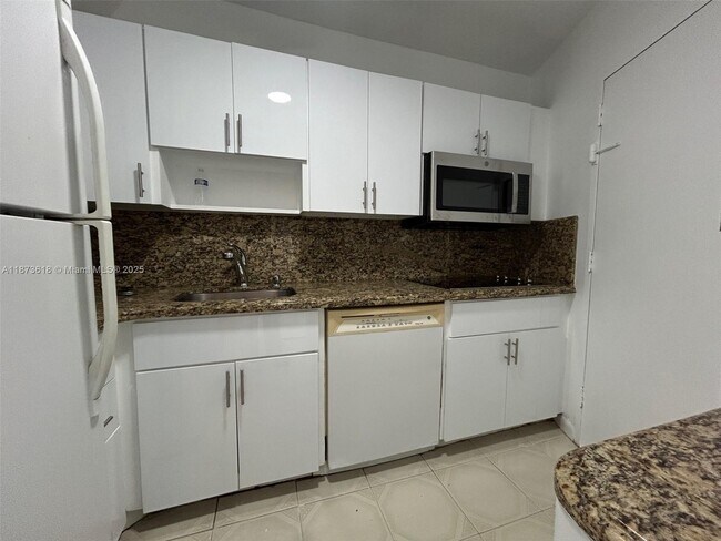 Building Photo - 2899 Collins Ave
