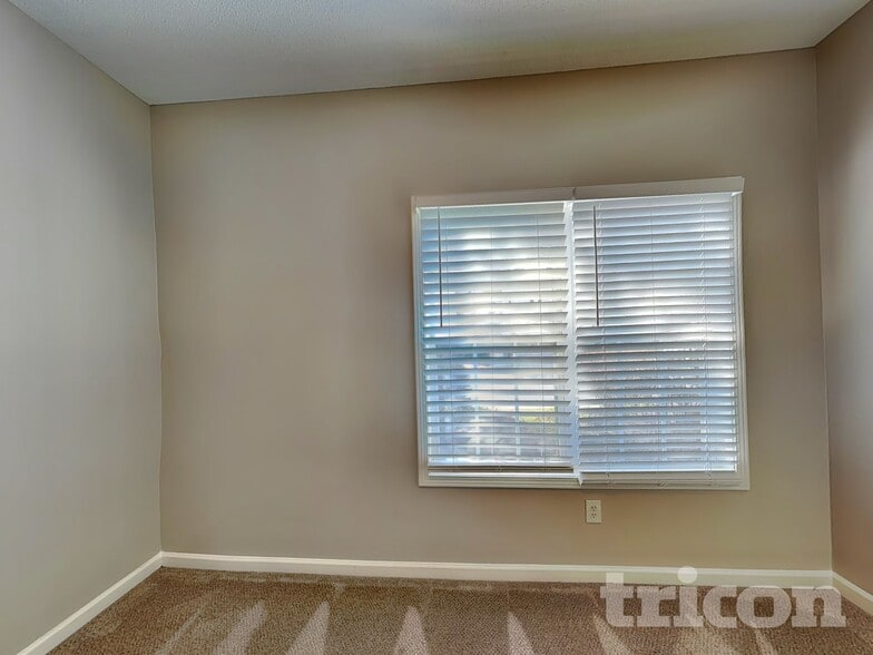 Building Photo - 5731 Newnan Cir