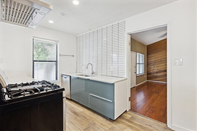 Building Photo - 300 Tilbury Ln