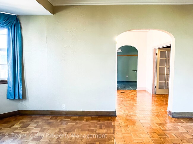 Building Photo - Charming 3bed/3bath home in Historic Fort Russell District