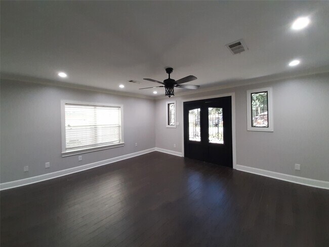 Building Photo - 6115 Glen Lee Dr