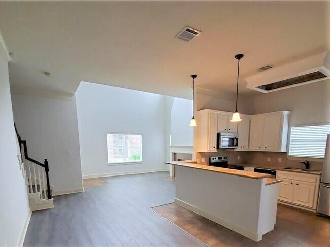 Building Photo - 2865 Westhollow Dr