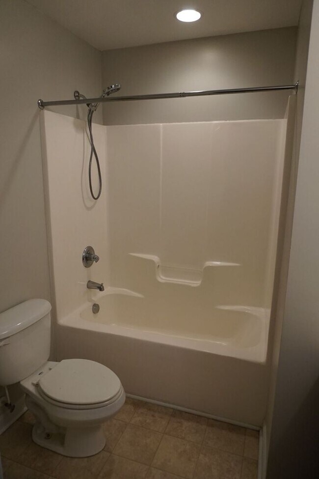 Building Photo - 3 Bedroom 2.5 Bathroom with a Bonus Room located in The Cottages at Petersburg Subdivision, Richl...