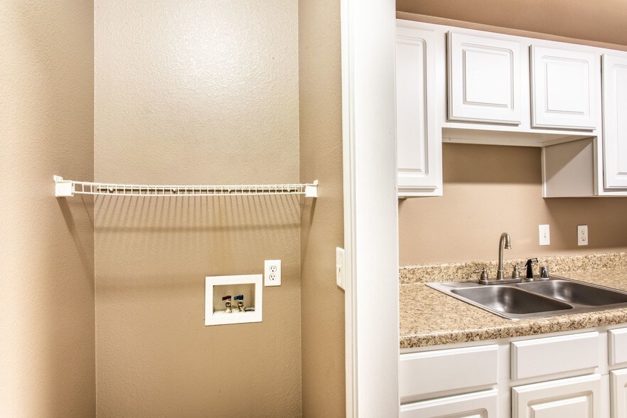 Landings of Carrier Parkway Apartments 915 Desco Ln Grand Prairie TX