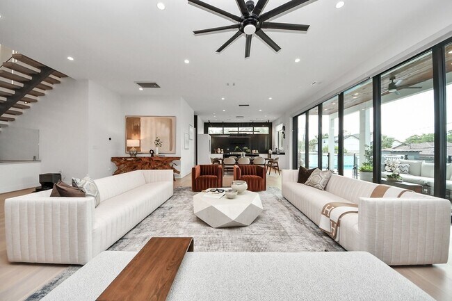 Building Photo - 5327 S Braeswood Blvd