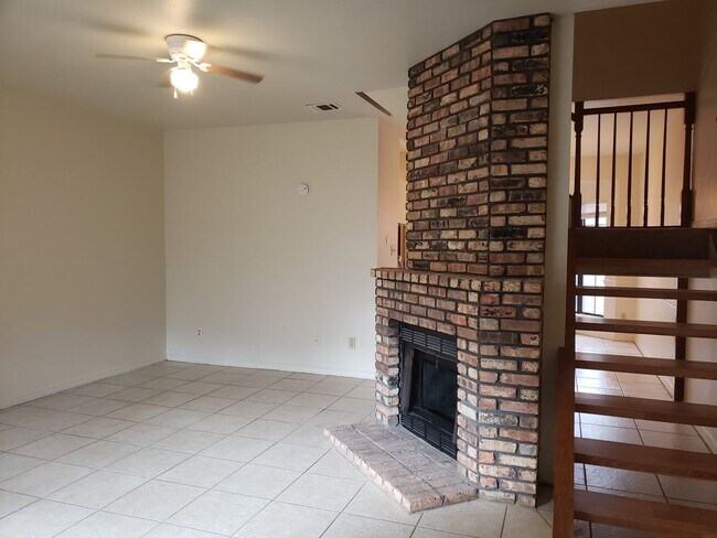 Building Photo - 3360 Eastwood Dr