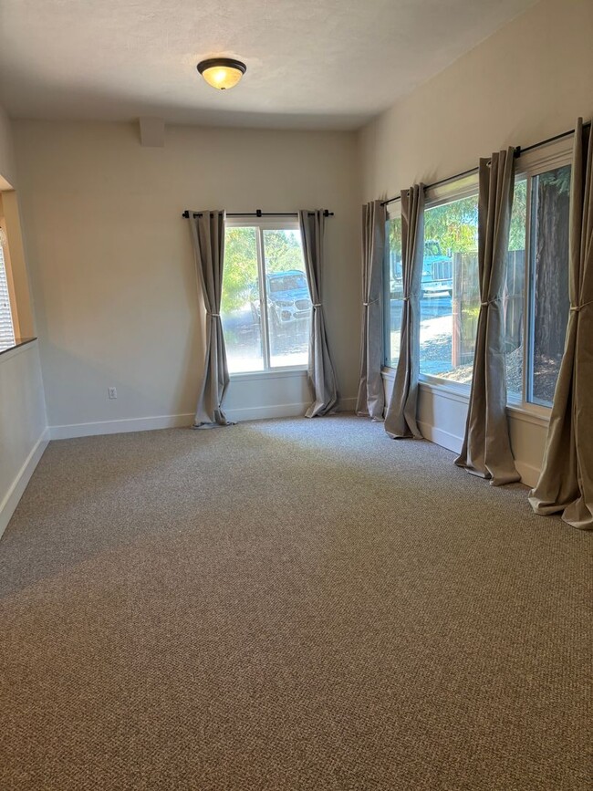 Building Photo - Charming 3 bedroom 2 bath home Sebastopol!!