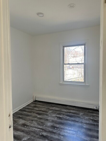 Building Photo - 107 N Bridge St