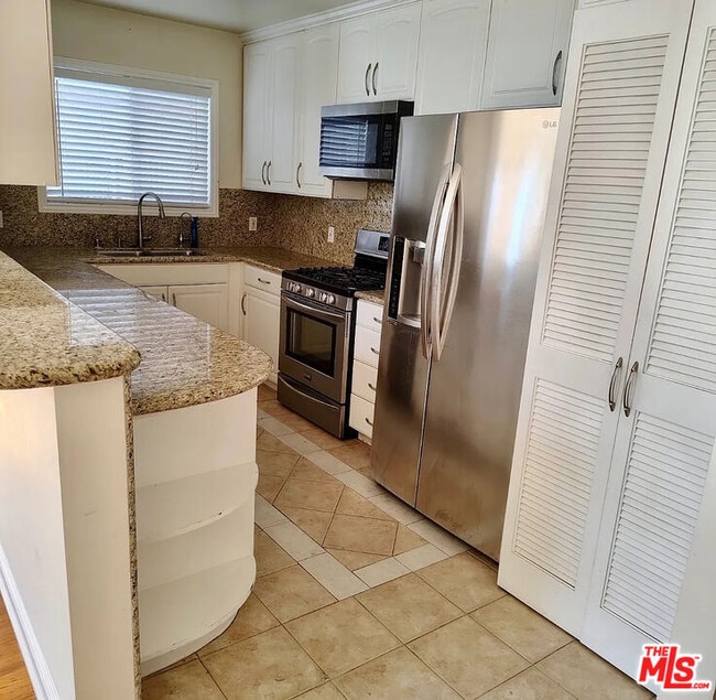 Building Photo - 825 12th St