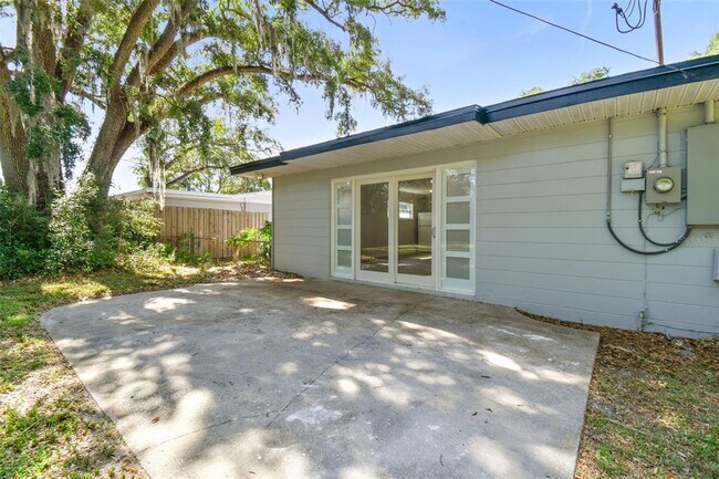 Building Photo - 535 W Palmeden Dr