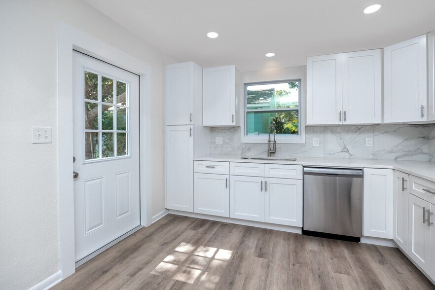 Building Photo - 14744 Sunset Dr