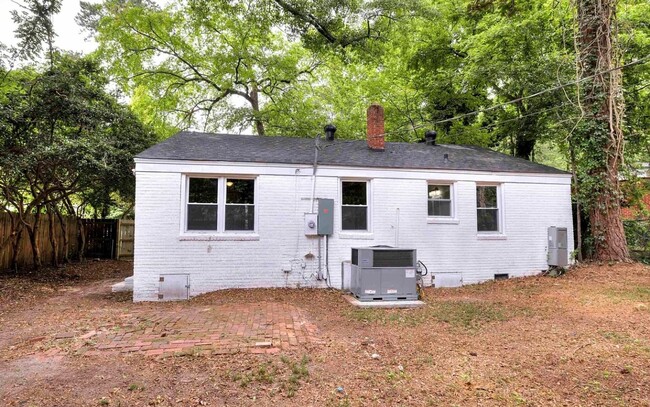 Building Photo - Fully Renovated 3 Bedroom, 1 Bath in the F...