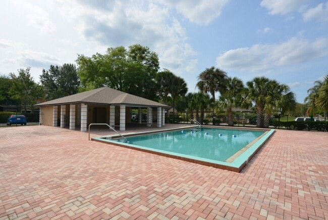 Building Photo - East Orlando 3/2 duplex. TILE FLOORS, Fresh paint, community pool!