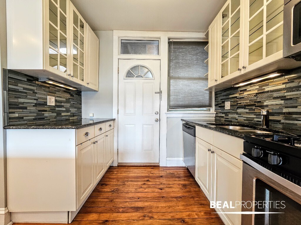 Building Photo - 548 W Surf St