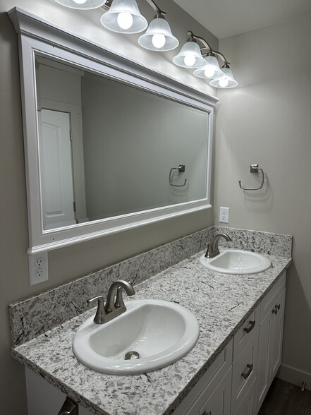 Double sink in 2 upstairs bathroom - 187 Courthouse Way