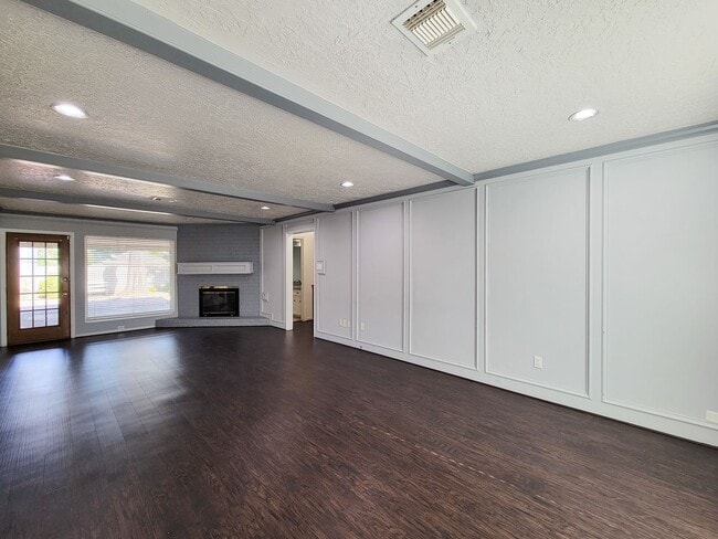 Building Photo - Amazing Cottage Charm Designer Home with Lush Landscaping, Sprinkler System, New Insulated Window...