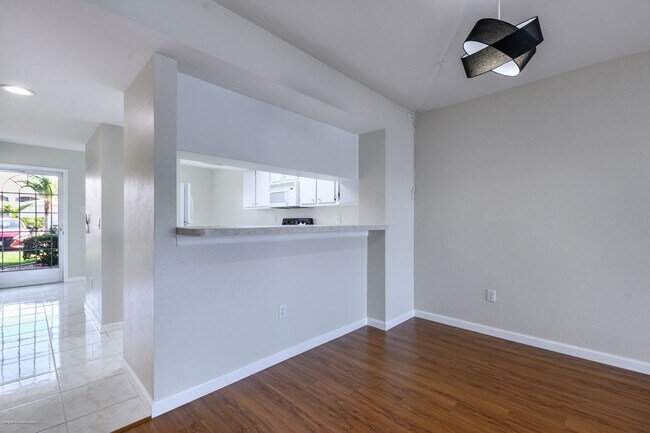 Building Photo - PRICE DROP!! UNFURNISHED ANNUAL RENTAL. CL...