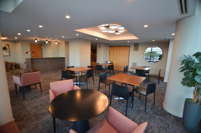 Building Photo - 1235 S Prairie Ave